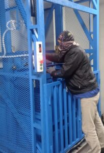 perawatan cargo lift barang